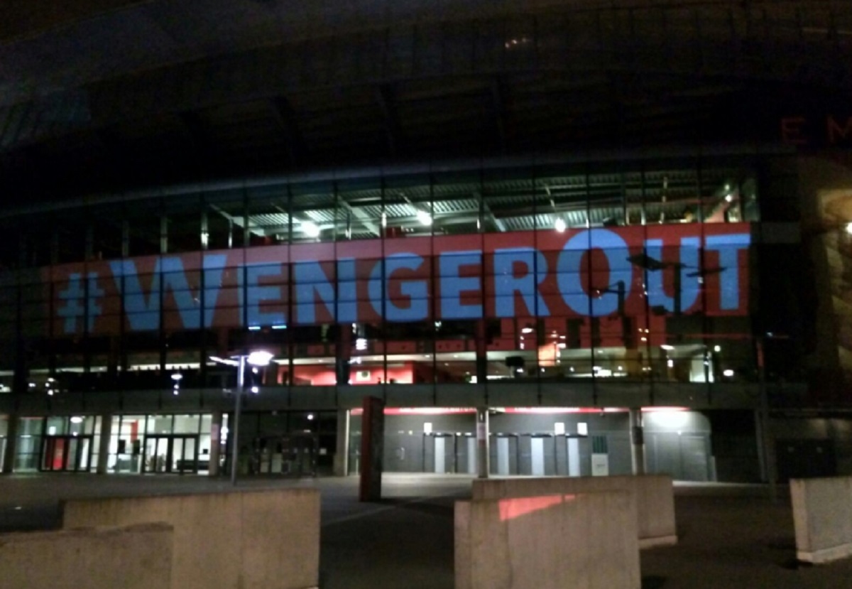 "WENGER ODLAZI" Emirates i Highbury obasjani porukama omraženom luzeru