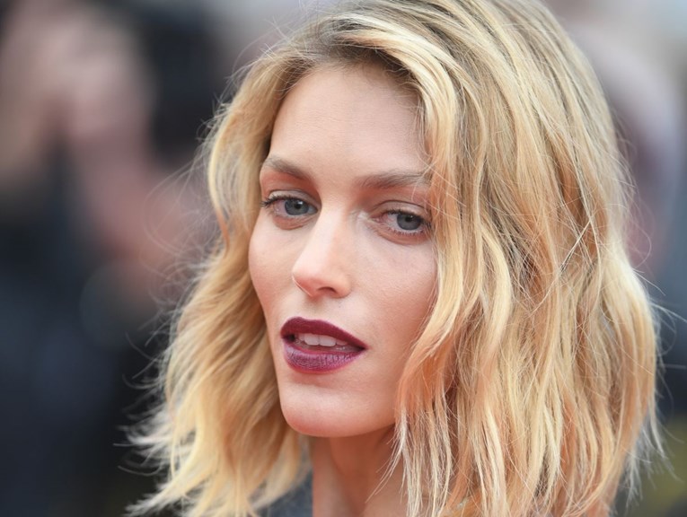 FOTO Slavna manekenka slučajno pokazala grudi u Cannesu
