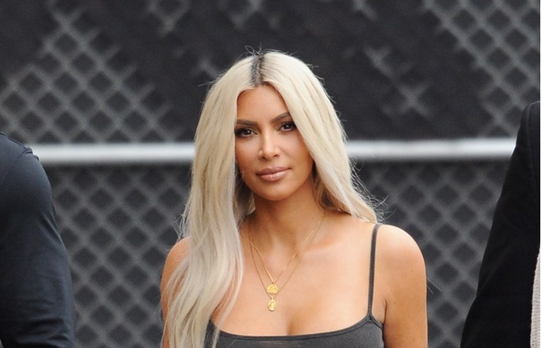 FOTO Kim Kardashian prošetala bez grudnjaka i svima pokazala bradavice