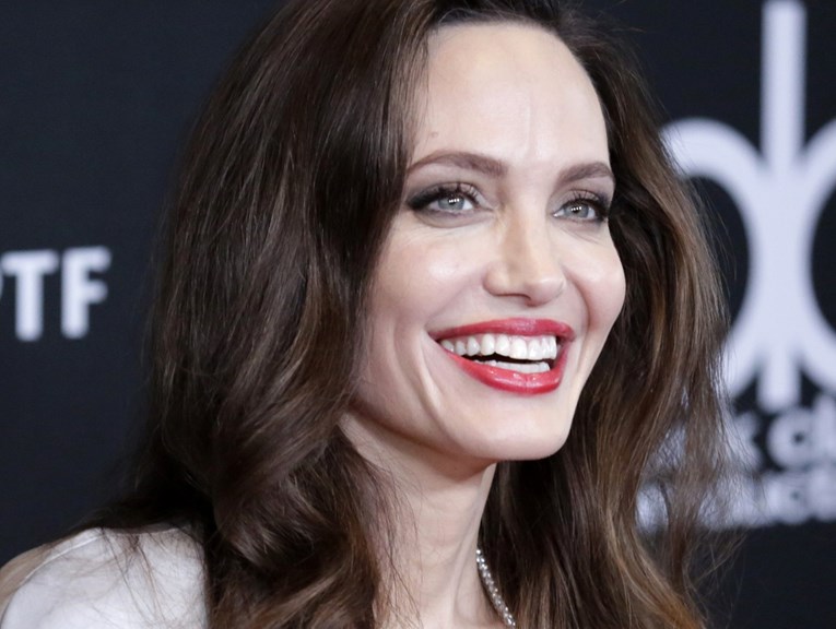 FOTO Angelina Jolie zapravo uopće nema smeđu kosu, evo koja joj je prirodna boja