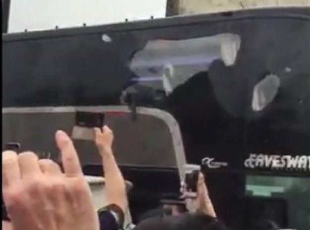 VIDEO Navijači West Hama napali autobus s igračima Uniteda, utakmica kasnila 45 minuta
