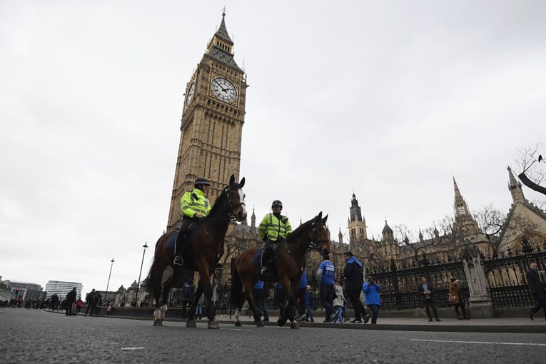 Zatvoren londonski most Westminster, policija pretražuje napušteno vozilo