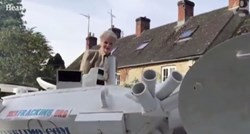 Nije dobro biti njen neprijatelj: Vivienne Westwood na tenku došla pred kuću britanskog premijera