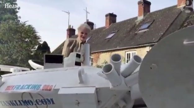 Nije dobro biti njen neprijatelj: Vivienne Westwood na tenku došla pred kuću britanskog premijera