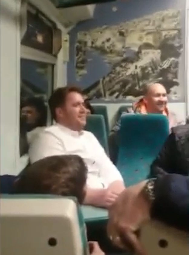 Amaterski operni pjevač oduševio suputnike u vlaku