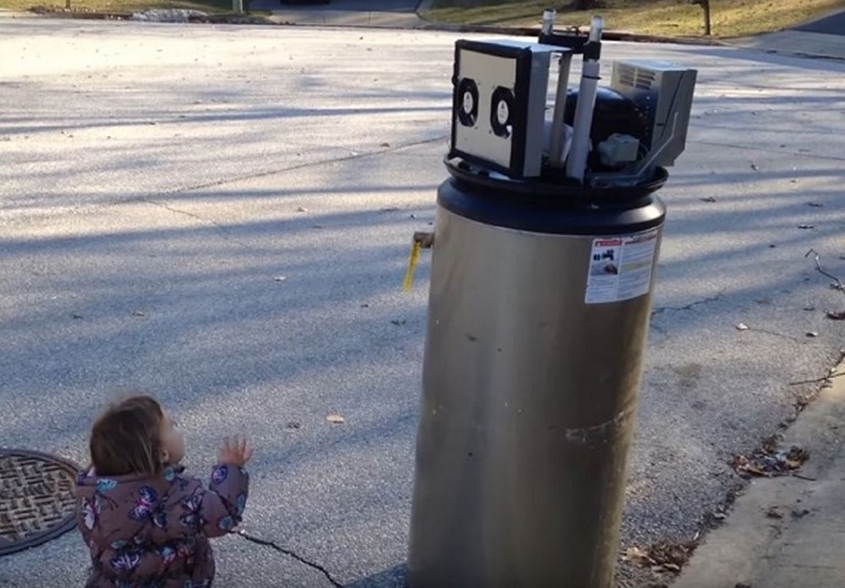 VIDEO Susret djevojčice i "robota" najslađa je snimka koju ćete danas vidjeti