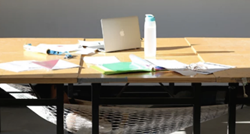Napokon! Student izumio viseću mrežu za tajne drijemeže ispod radnog stola