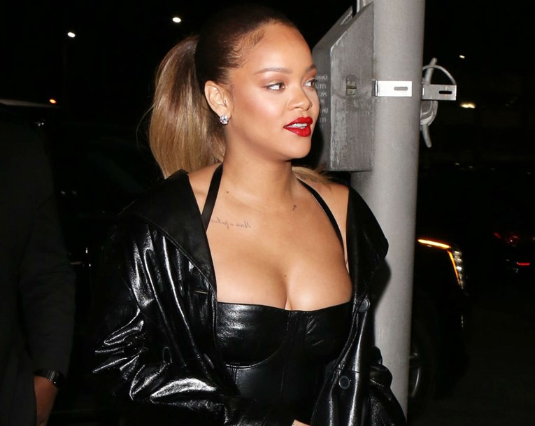 Što će reći Beyonce? Rihanna se utegnula u kožnu haljinu za koncert Jay Z-ja