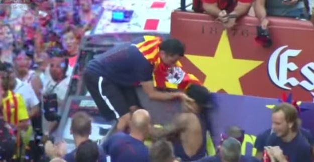 Opušteni Xavi zanio se na proslavi pa rukom po licu odgurnuo Neymara