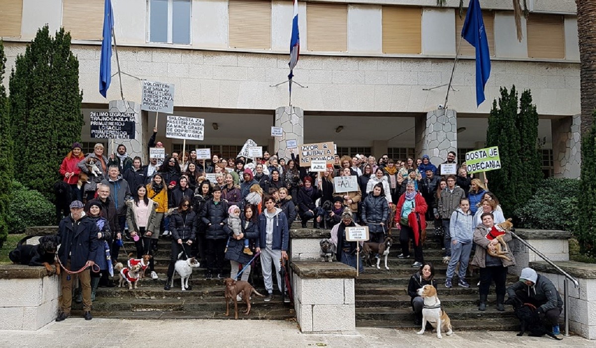 Splićani pred Banovinom i Županijom tražili osnivanje azila za životinje