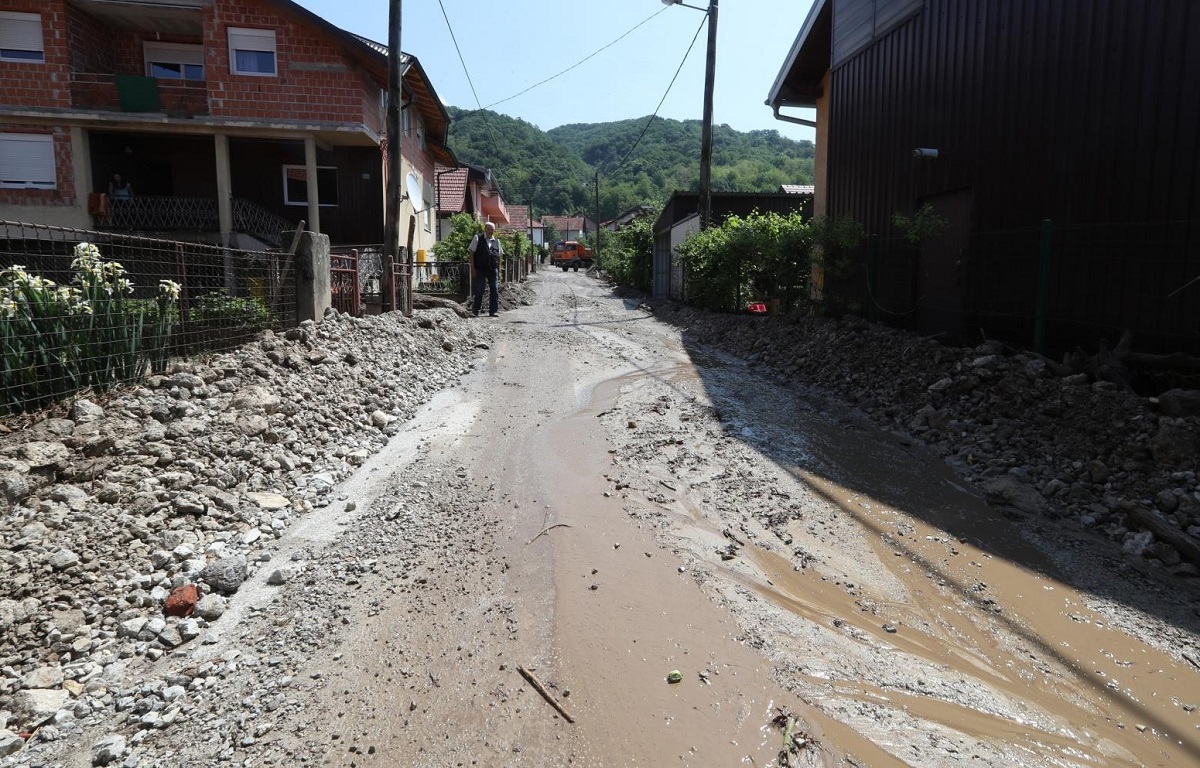 Vozači, oprezno: Ceste su mokre širom zemlje, mogući i odroni