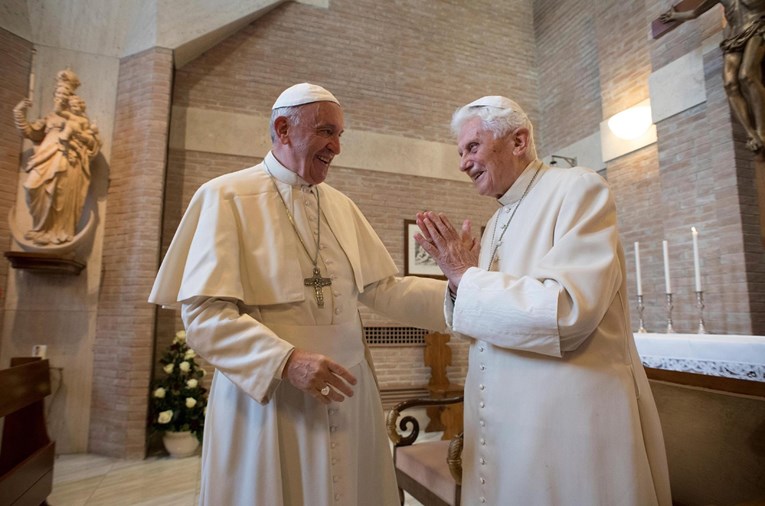 Benedikt brani papu Franju: Kritike konzervativaca glupe su predrasude