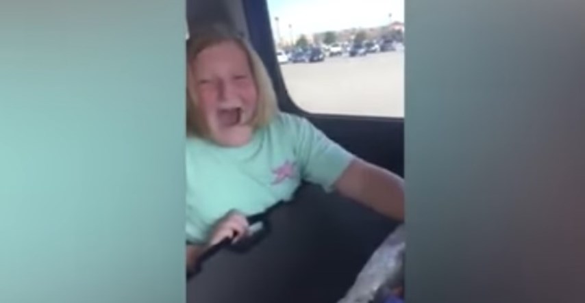 VIDEO Djevojčica od roditelja dobila sačmaricu, pa se rasplakala od sreće
