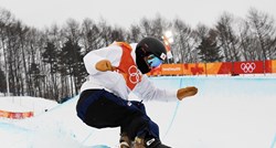 VIDEO Mladi Japanac šokirao padom sa snowboarda, završio je na nosilima