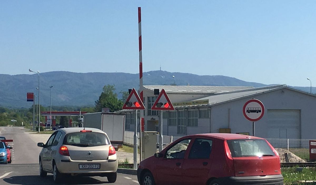 OPET NEODGOVORNI HŽ Rampa dignuta, a signalizacija gori. Treba li se dogoditi tragedija?