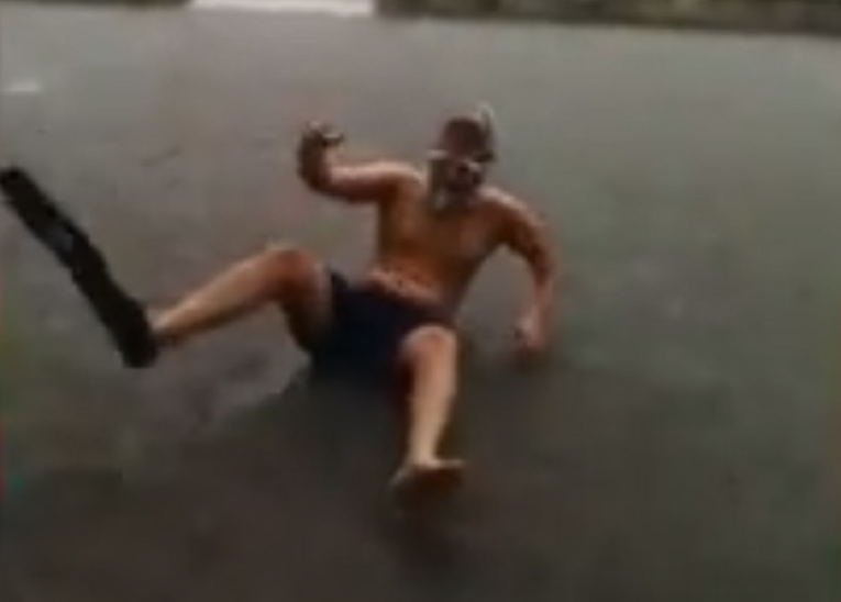 VIDEO Zadranin s maskom i perajama zaplivao po kvartu i postao hit na Facebooku