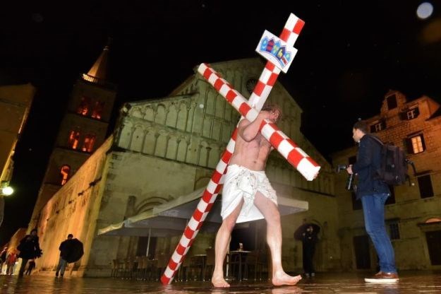 Glumio Isusa i kroz centar Zadra nosio križ s hrvatskom šahovnicom