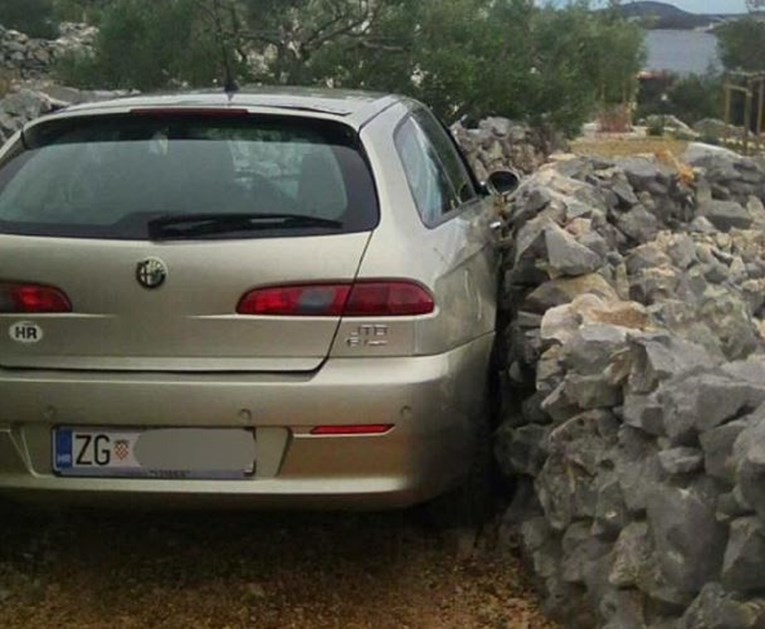 FOTO Zagrepčanin procijenio da može proći autom između zidića, sad mu se smije cijela Dalmacija