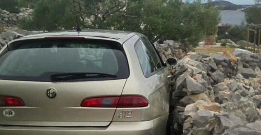 FOTO Zagrepčanin procijenio da može proći autom između zidića, sad mu se smije cijela Dalmacija