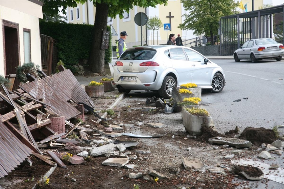 Uletio autom na terasu kafića i rasturio je