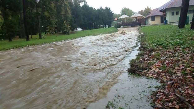 Poplave diljem Hrvatske: U Hrvatskoj Kostajnici izvanredne mjere, u Gospiću palo 279 litara kiše