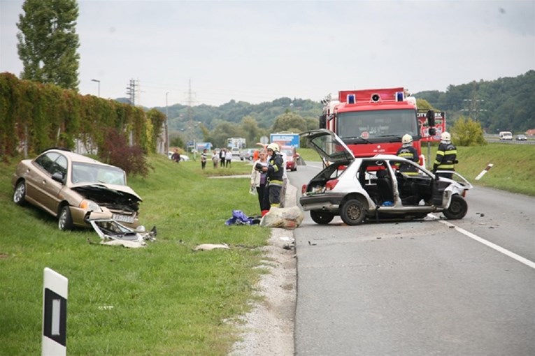 Teška prometna nesreća kod Zaboka, ozlijeđene vatrogasci vadili iz automobila