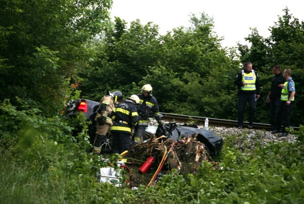 Dvoje mrtvih, troje ozlijeđenih na hrvatskim cestama: Vatrogasci rezali auto da bi spasili djevojku
