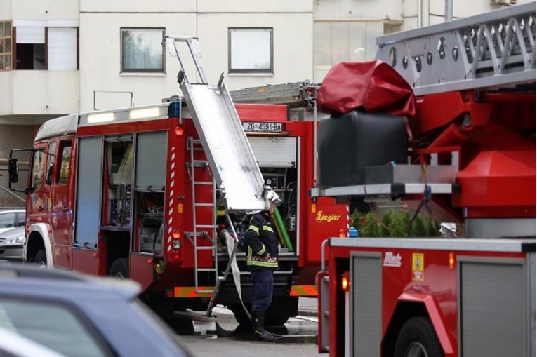 FOTO Izbio požar u stanu u Zagrebu, vatrogasci ga brzo ugasili