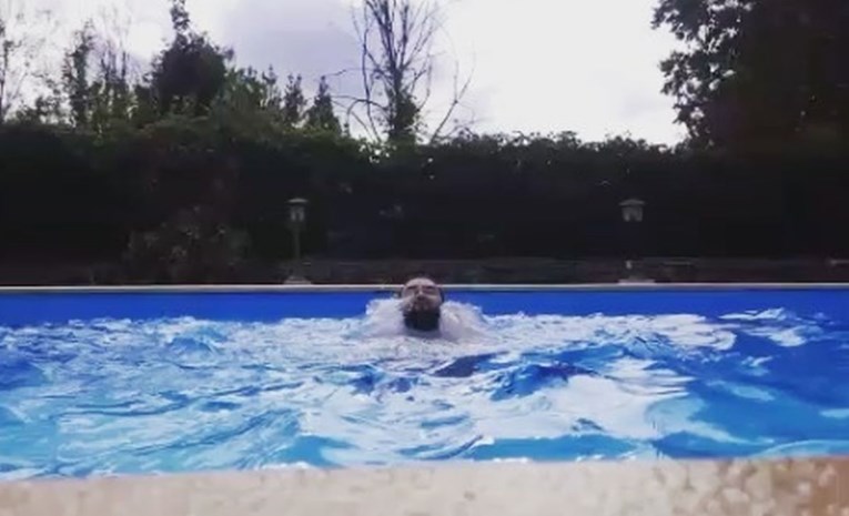 VIDEO Jacques Houdek pokazao kako izgleda u kupaćim gaćama i skočio u bazen