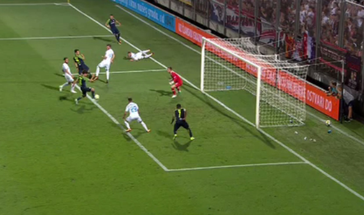 Austrijancima sudac poništio čisti gol! Trenera Salzburga zaštitari zaustavili na putu do sudačke svlačionice