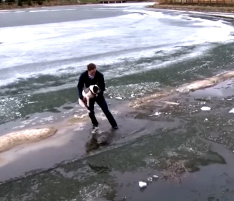 VIDEO Ovaj je čovjek skočio u zaleđeno jezero kako bi spasio svog psa