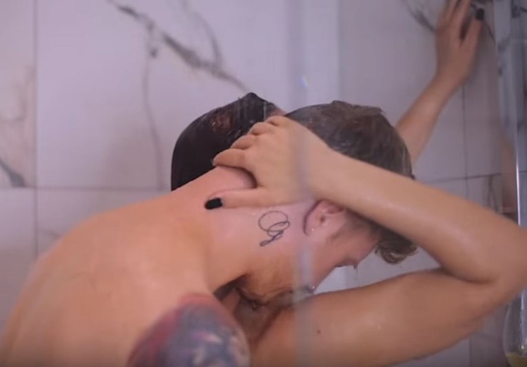VIDEO Žanamari u novom spotu pokazala guzu u tangicama pa završila s mužem pod tušem