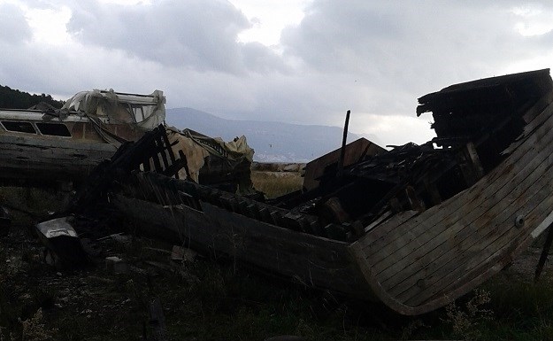 U splitskoj lučici Zenta sinoć izgorio napušteni drveni brod od 12 metara