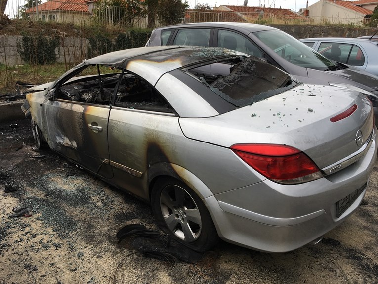 Još jedan auto zapaljen u Splitu, pogledajte što je ostalo od Opela Astre u tvrđavi Gripe