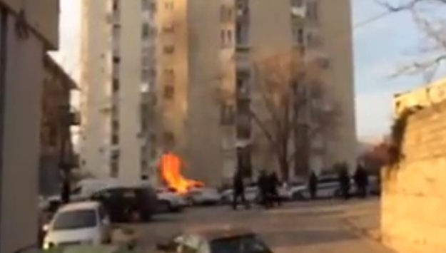 Pogledajte snimku: Navijači u Splitu napali policajce i zapalili policijski automobil