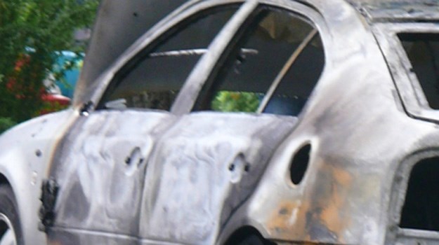 Buknuo požar na četiri automobila u Omišu, jedan potpuno izgorio