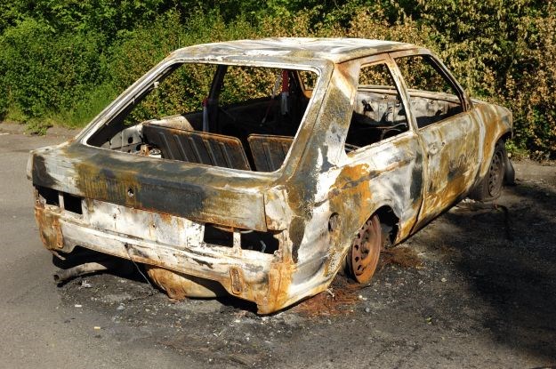Novi jezivi zločin u Srbiji: Prijatelju zbog ljubomore smrskao glavu pa ga zapalio u automobilu