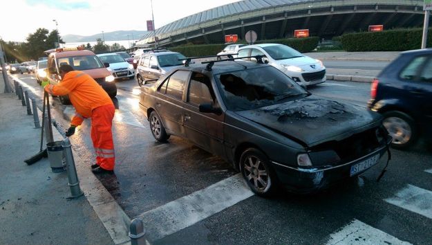 FOTO Zapalio se Peugeot, nastala kilometarska kolona kod poljudskog stadiona