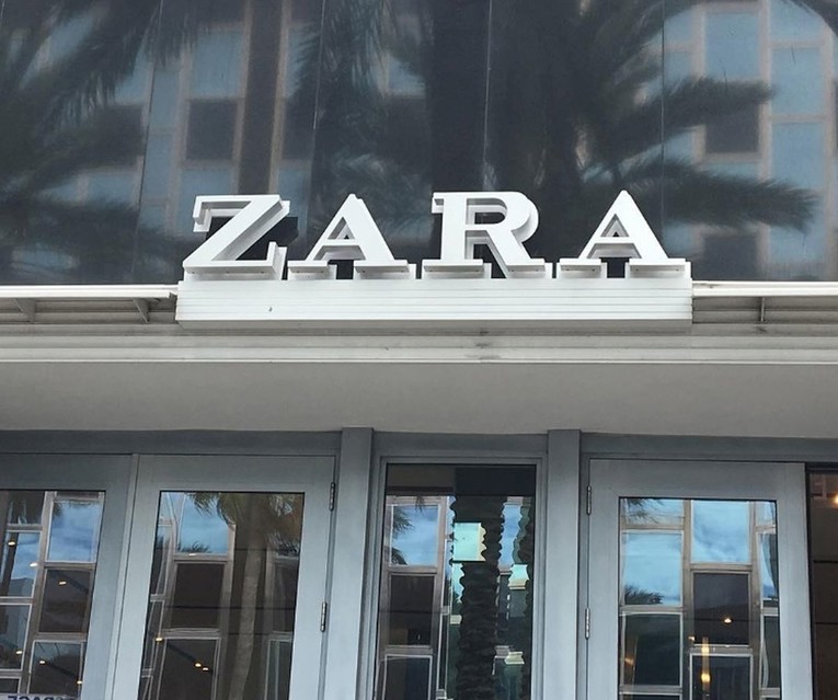 Zara iz trgovina povukla majice zbog kojih se otežano diše