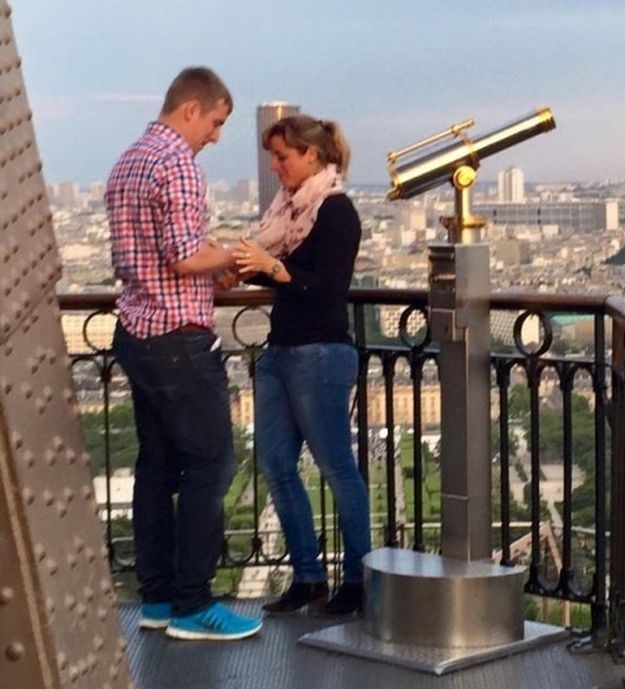 Svi su u potrazi za ovim parom koji se zaručio na Eiffelovom tornju