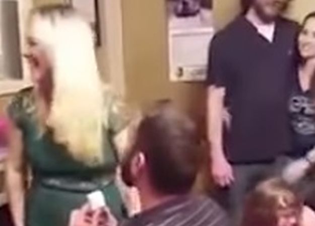 VIDEO Dečko kleknuo i zaprosio je, a ona nije ni skužila
