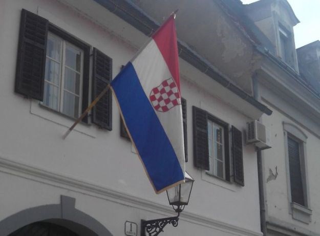 Skandal u Karlovcu: U središtu grada vijori "hrvatska" zastava s prvim bijelim poljem na grbu
