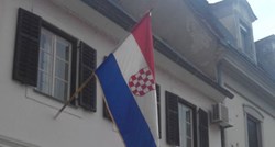 Skandal u Karlovcu: U središtu grada vijori "hrvatska" zastava s prvim bijelim poljem na grbu