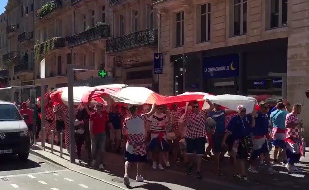 UŽIVO Velika hrvatska zastava kruži po ulicama Bordeauxa