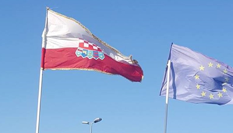 Fejsom se širi slika okrenute zastave u Osijeku: "Upravo takva simbolizira Hrvatsku"
