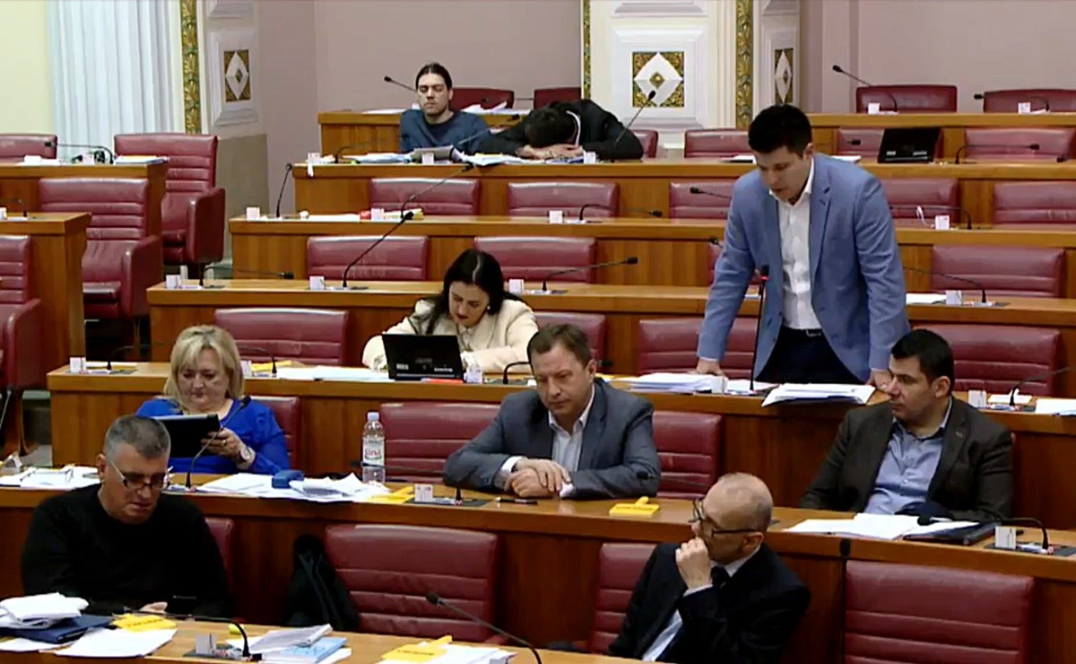 Zastupnici u saboru raspravljali cijelu noć, još su tamo