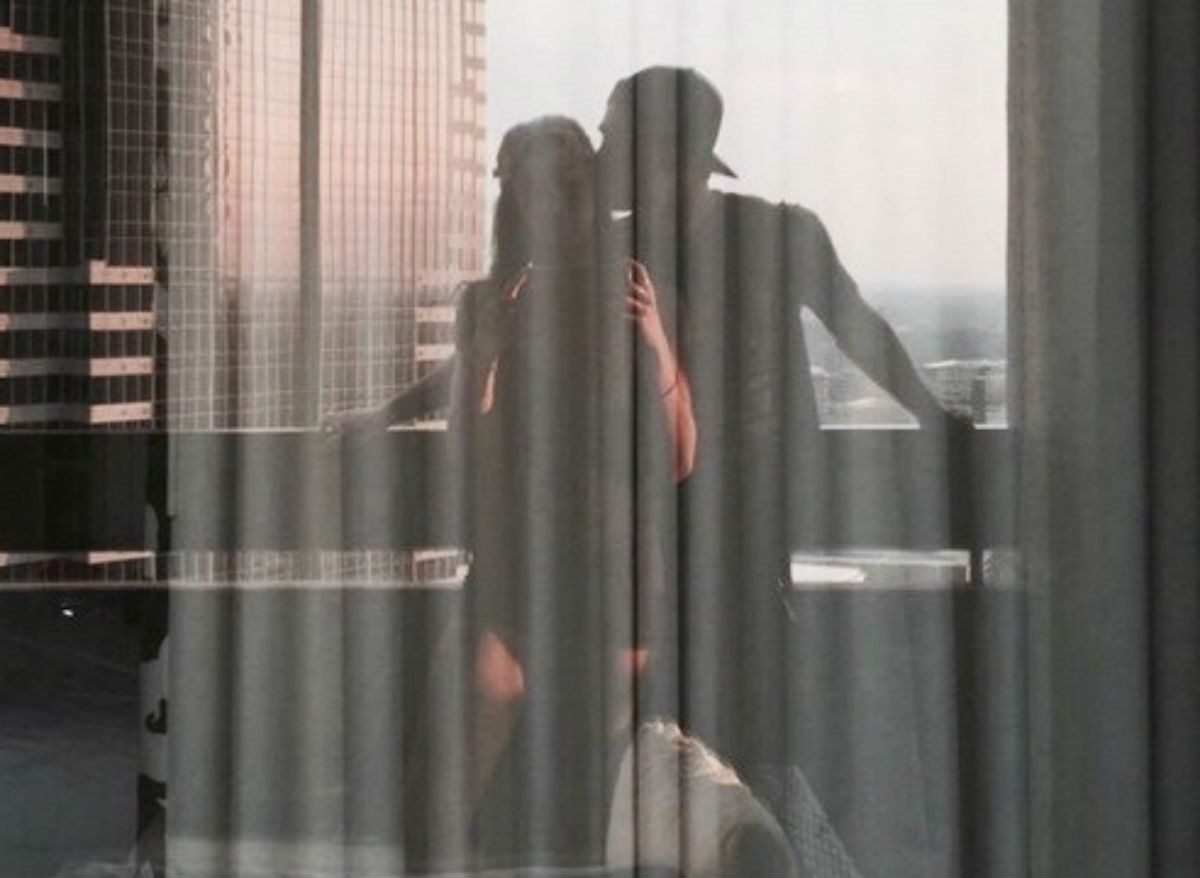 Kako prepoznati da vas sramežljiva osoba zavodi?