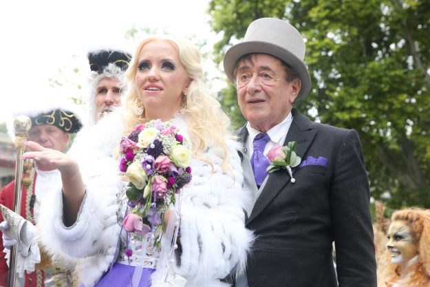Zečica u braku s 57 godina starijim milijarderom: Voli luksuz, ali "nije joj to važno"