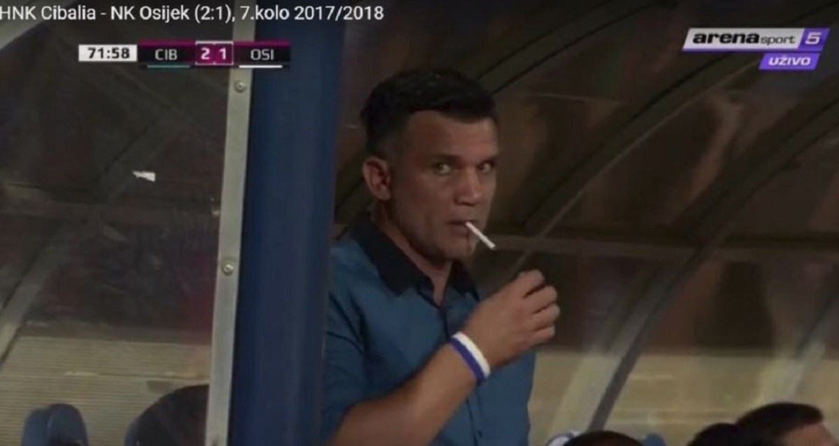 POPUŠIO! Osijekov trener krenuo je zapaliti na klupi, a kada je vidio da ga je kamera uhvatila sa cigaretom...