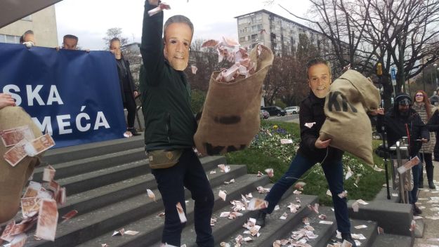 Pod Bandićevim maskama bacali lažne novčanice, komunalac im napisao kaznu